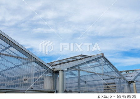 農業用ハウスと青空を覆う雲 a 農業用ハウスと青空を覆う雲 a 69489909