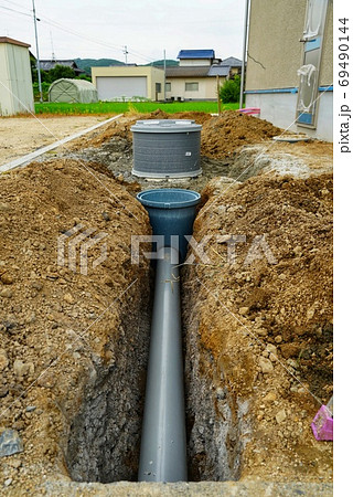 新築住宅の屋外排水工事現場 69490144