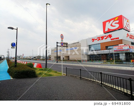 左手に水色の自転車道と工事中の歩道、右側に開店準備工事中の大型店舗 左手に水色の自転車道と工事中の歩道、右側に開店準備工事中の大型店舗 69491800