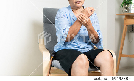 wrist hand pain of old woman, healthcare problem of senior concept wrist hand pain of old woman, healthcare problem of senior concept 69492305