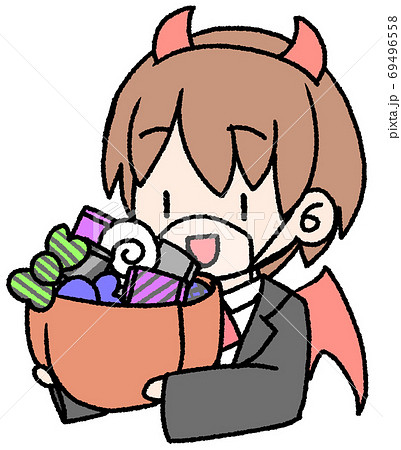 マウスシールドをつけたハロウィンでお菓子を入れ物いっぱいにもらった男の子 69496558