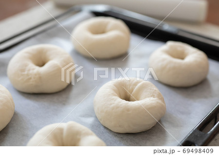おうちでパン作り　二次発酵前に成型したプレーンベーグル 69498409