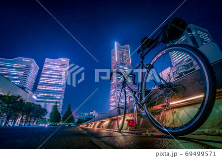 夜の横浜のサイクリング ロードバイク の写真素材