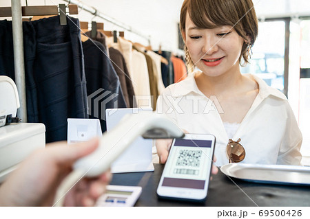 店舗で買い物をする女性 69500426