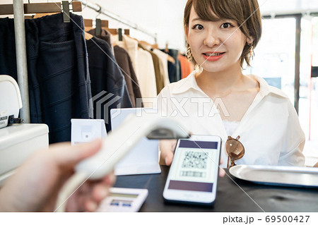 店舗で買い物をする女性 店舗で買い物をする女性 69500427