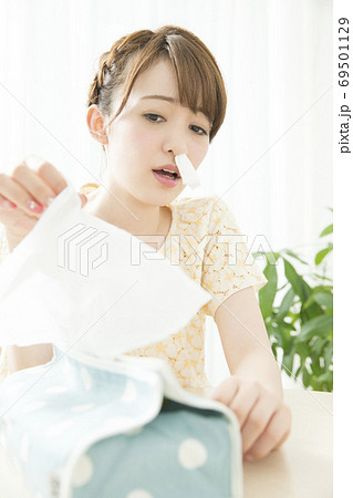 風邪の女性 風邪の女性 69501129