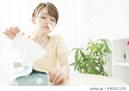 風邪の女性 69501130
