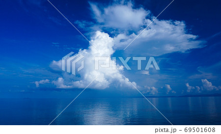 青い海に浮かぶ白い雲 69501608