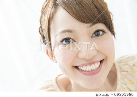 笑顔の女性 69501966