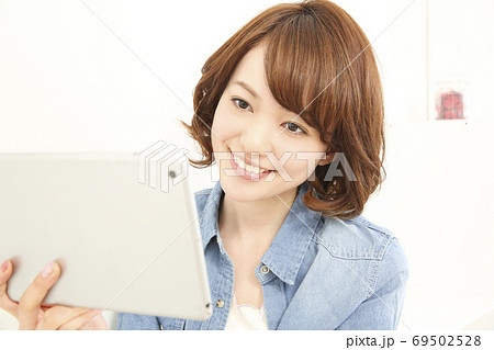 タブレットPCを見る女性 タブレットPCを見る女性 69502528