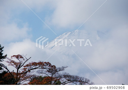 雲間から見え隠れする富士山 雲間から見え隠れする富士山 69502908