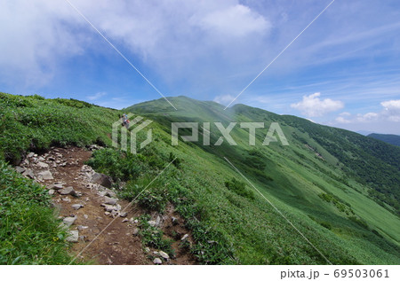 新潟と群馬の県境にある三国山脈(平標山/仙ノ倉山)を上越自然歩道ルートの平標山直前と登山道と登山者 新潟と群馬の県境にある三国山脈(平標山/仙ノ倉山)を上越自然歩道ルートの平標山直前と登山道と登山者 69503061