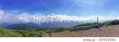 新潟と群馬の県境にある三国山脈（平標山/仙ノ倉山）の平標山山頂のパノラマ 69503063
