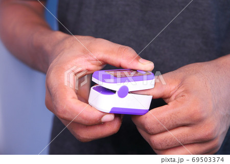 close up of patient using pulse oximeter close up of patient using pulse oximeter 69503374