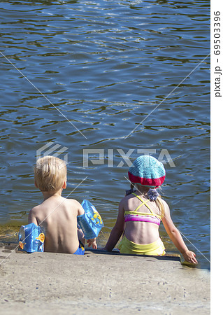 Little boy with little girl 69503396