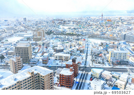 雪が積もった函館の町並の風景 雪が積もった函館の町並の風景 69503627
