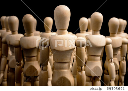 集団　密接する人々 69503691