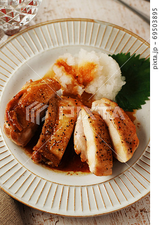 チキンソテー・焦がしバターと醤油のソース チキンソテー・焦がしバターと醤油のソース 69503895
