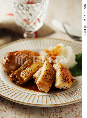チキンソテー・焦がしバターと醤油のソース チキンソテー・焦がしバターと醤油のソース 69503906