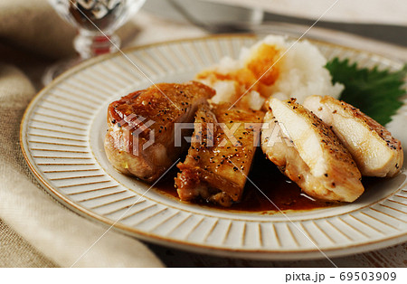 チキンソテー・焦がしバターと醤油のソース チキンソテー・焦がしバターと醤油のソース 69503909
