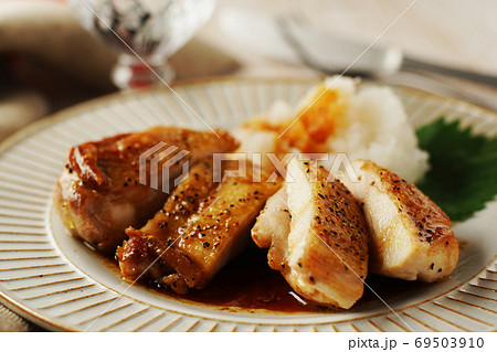 チキンソテー・焦がしバターと醤油のソース チキンソテー・焦がしバターと醤油のソース 69503910