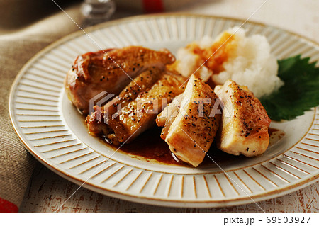 チキンソテー・焦がしバターと醤油のソース 69503927