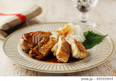 チキンソテー・焦がしバターと醤油のソース チキンソテー・焦がしバターと醤油のソース 69503944
