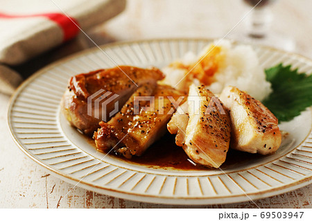 チキンソテー・焦がしバターと醤油のソース チキンソテー・焦がしバターと醤油のソース 69503947