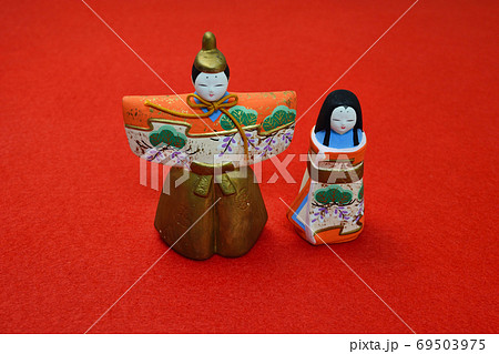 赤背景のひな人形 赤背景のひな人形 69503975