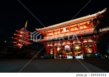 ライトアップされた浅草寺と五重塔の写真素材