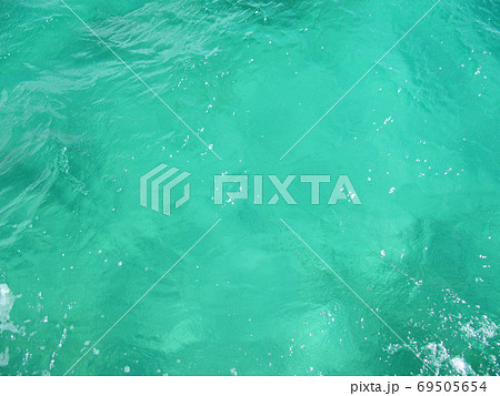 モートン島のエメラルドグリーンに透き通る水面 ブリスベン クイーンズランド オーストラリアの写真素材
