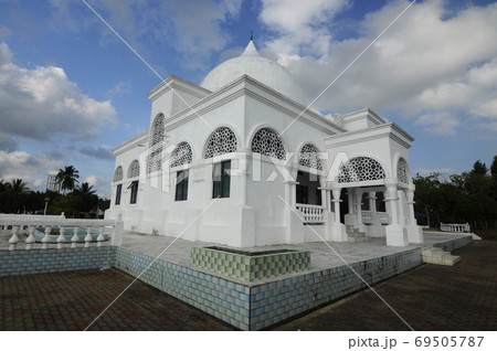 KELANTAN, MALAYSIA -MARCH 28, 2014: Brunei Darussalam Mosque at Kelantan Malaysia. An old Mosque and small mosque built with Islamic Architectural element. KELANTAN, MALAYSIA -MARCH 28, 2014: Brunei Darussalam Mosque at Kelantan Malaysia. An old Mosque and small mosque built with Islamic Architectural element. 69505787