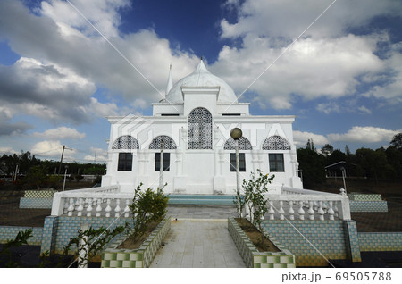 KELANTAN, MALAYSIA -MARCH 28, 2014: Brunei Darussalam Mosque at Kelantan Malaysia. An old Mosque and small mosque built with Islamic Architectural element. KELANTAN, MALAYSIA -MARCH 28, 2014: Brunei Darussalam Mosque at Kelantan Malaysia. An old Mosque and small mosque built with Islamic Architectural element. 69505788