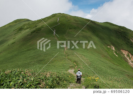 新潟と群馬の県境にある三国山脈(平標山/仙ノ倉山)の平標山山頂から仙ノ倉山まで登山道 新潟と群馬の県境にある三国山脈(平標山/仙ノ倉山)の平標山山頂から仙ノ倉山まで登山道 69506120