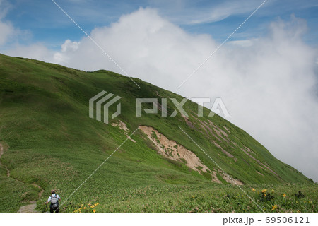 新潟と群馬の県境にある三国山脈(平標山/仙ノ倉山)の平標山山頂から仙ノ倉山まで登山道 新潟と群馬の県境にある三国山脈(平標山/仙ノ倉山)の平標山山頂から仙ノ倉山まで登山道 69506121