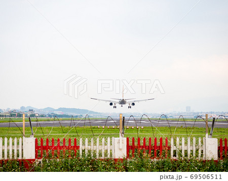 Airplane Landing in Taipei, Taiwan. 69506511