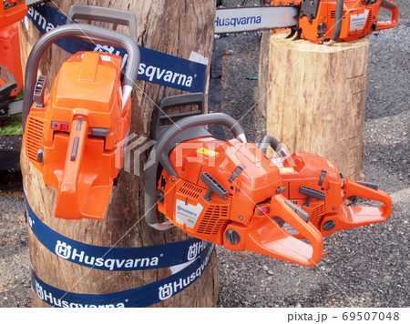 SERDANG, MALAYSIA -SEPTEMBER 30, 2017: Mechanical powered chain saw used to cut timber. Control manually by men. SERDANG, MALAYSIA -SEPTEMBER 30, 2017: Mechanical powered chain saw used to cut timber. Control manually by men. 69507048