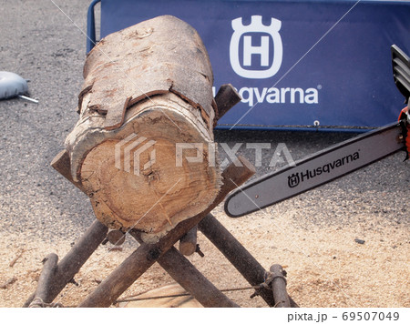 SERDANG, MALAYSIA -SEPTEMBER 30, 2017: Mechanical powered chain saw used to cut timber. Control manually by men. SERDANG, MALAYSIA -SEPTEMBER 30, 2017: Mechanical powered chain saw used to cut timber. Control manually by men. 69507049