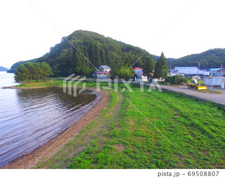 湖畔の道路・集落〜ドローンで空撮（猪苗代湖･西岸／福島県会津若松市湊町大字赤井字屋敷） 69508807