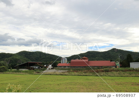 北海道　オホーツク地方　牧場のある風景 69508937