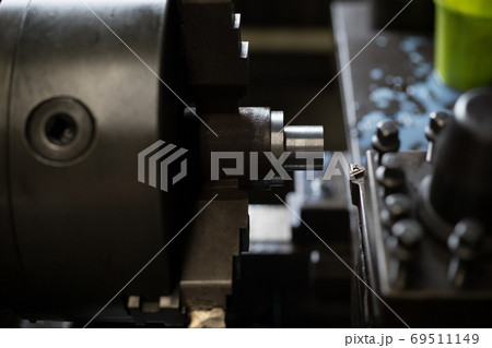 旋盤で外径を切削加工 69511149
