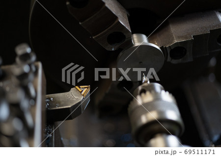 旋盤でセンター穴加工 69511171