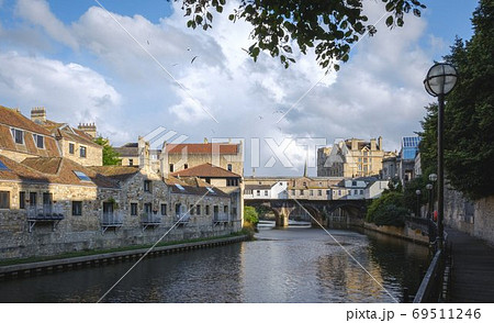 old houses on a bridge over water in bath united kingdom old houses on a bridge over water in bath united kingdom 69511246