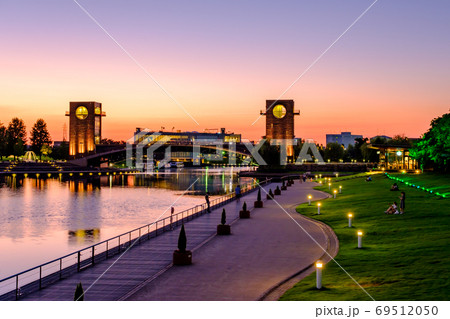 富山・夕暮れの富岩運河環水公園 69512050