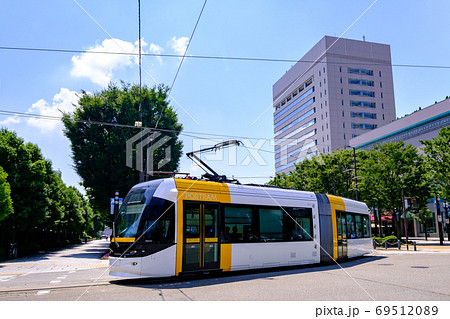 青空の下走る富山港線 69512089