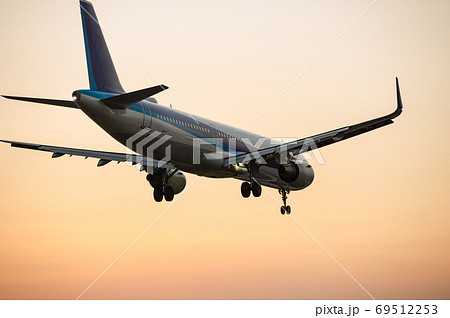 夕暮れの空を到着する飛行機 69512253