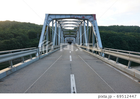 御母衣ダムにかかる岩瀬橋 御母衣ダムにかかる岩瀬橋 69512447