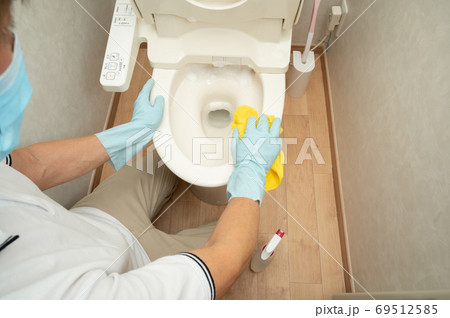 夫のトイレ掃除 夫のトイレ掃除 69512585