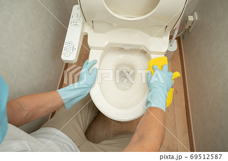 夫のトイレ掃除 69512587