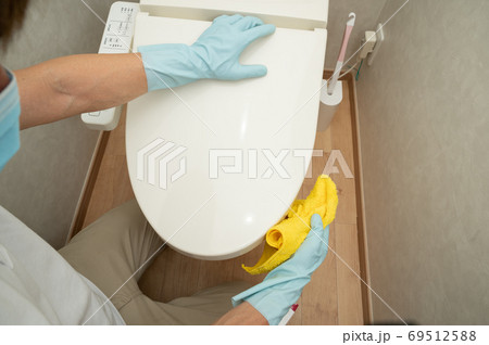 夫のトイレ掃除 69512588